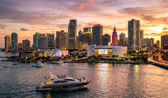 Skyline de Miami al atardecer con yate en Biscayne Bay — ciudad preferida por latinoamericanos para vivir e invertir