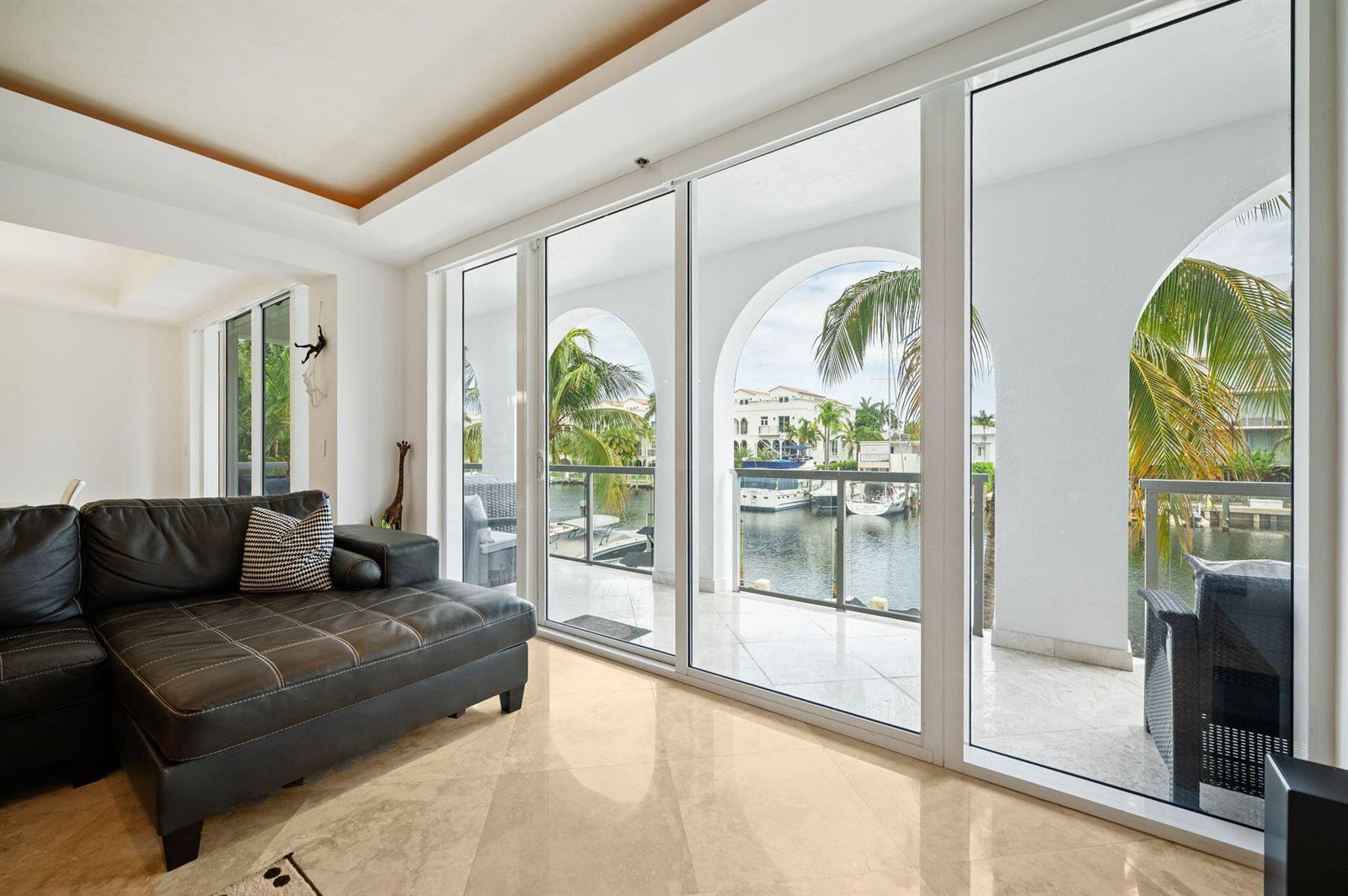Meritage #2 A-a foto 5 - sala con arcos y balcon